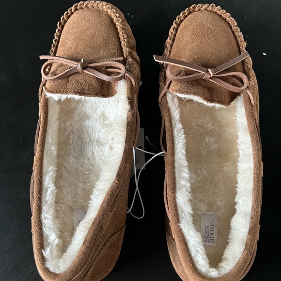 Star above moccasin slippers - Picture 2 of 4